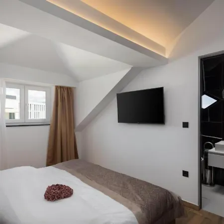 Apartment Top Rooms Split