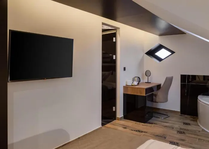 Top Rooms *