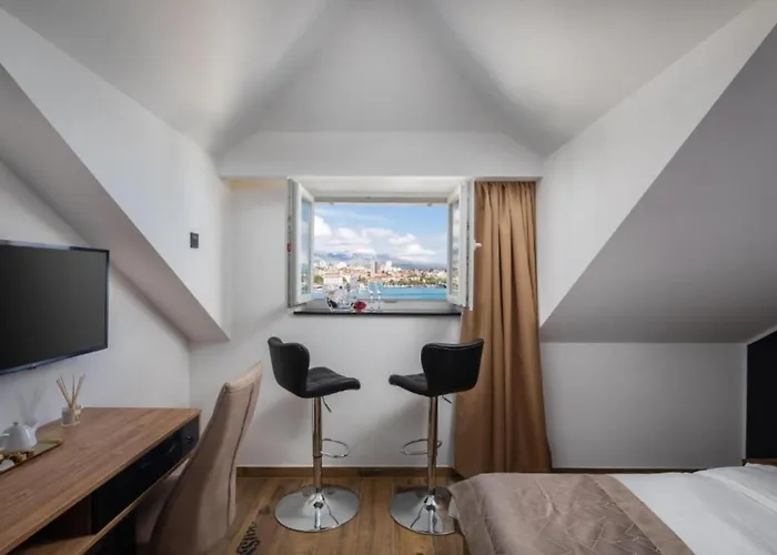 Top Rooms *
