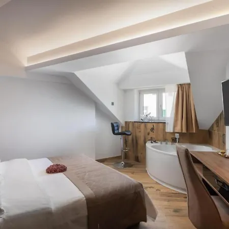 Top Rooms Split